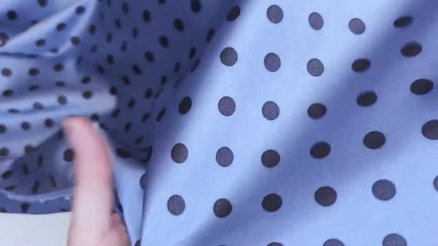 ф5949 Сизо-голубой креп-атлас в черный горох (96% шелк, 4%эластан). Италия. смотреть онлайн