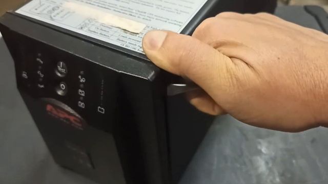 Безперебойник APC (Smart-UPS 750) Индикатор когда нужно заменить батареи, как достать батареи! смотреть онлайн