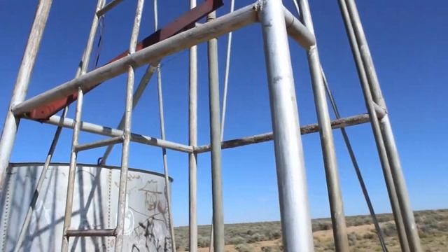 Windmill How to get water from ground in an arid climate New Mexico for cattle, horses or humans смотреть онлайн