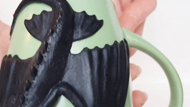 Ночная фурия Беззубик Лучеглаз Как приручить дракона сидеть на зеленой чашке. Кружка с драконом. смотреть онлайн