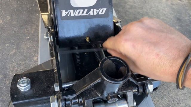 Lower a Stuck Jack Without the Handle (Oops!) смотреть онлайн