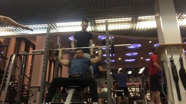 Жим штанги из-за головы сидя, 70 кг смотреть онлайн