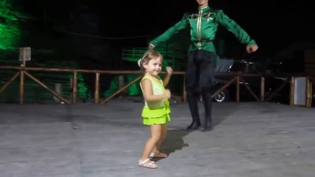 89Маленькая девочка танцует лезгинку.Little girl dancing Lezghinka.