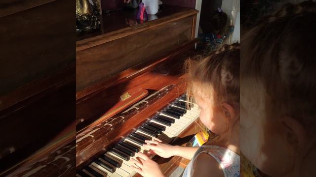 Murtazin's family. Little girl's amazing piano play. Амелия играет на пианино, Радмила на флейте. смотреть онлайн