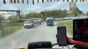 По центру САМАРы под знаки с 20-кой на КАМАЗе )