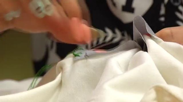 Школа дизайна Переделываем старую футболку смотреть онлайн