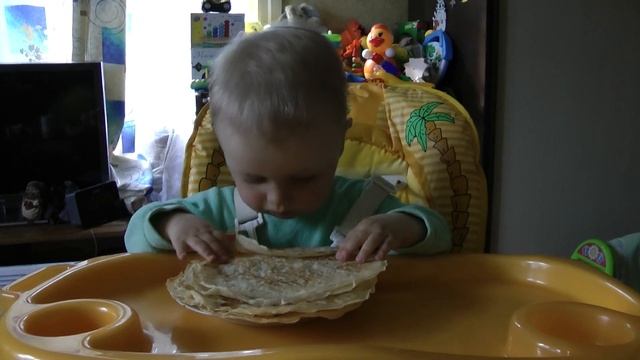 Ребенок ест блины смотреть онлайн