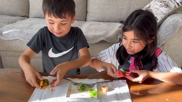 Пробуем на вкус конфету+красную икру+морскую капусту! смотреть онлайн