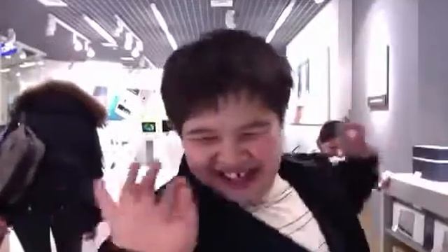 Прикольный толстяк не знал, что его снимают