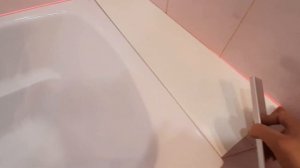 Наращиваем ванну полкой. Полка между ванной и стеной из ПВХ панели.