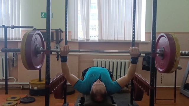 Дедушка легко жмёт 120кг смотреть онлайн