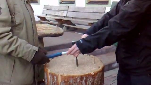 A real game......hammer the nail into the wood!! смотреть онлайн