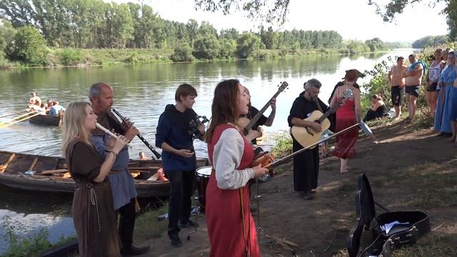 Amanna Dorcha - Tri Martolod (Бретонская народная песня про трех моряков) смотреть онлайн