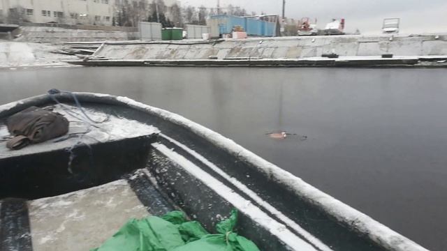 Река Северная Двина в районе города Архангельска начала вставать. смотреть онлайн