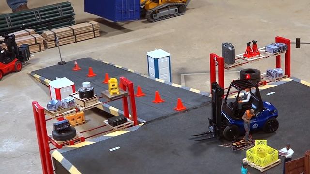 LOADING WARS - NEW PENALTY! Semi Truck Challenge: FORKLIFT FIGHTS! (s2 e20) | RC GAME SHOW! смотреть онлайн