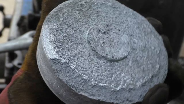 Расплавил 11кг карбюраторов. Цинк плюс алюминий и обработка на токарном смотреть онлайн