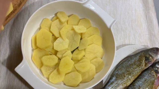 Сибас в духовке в лимонной цедре запеченый с картофелем, оливками и тимьяном. Аромат невероятный. смотреть онлайн