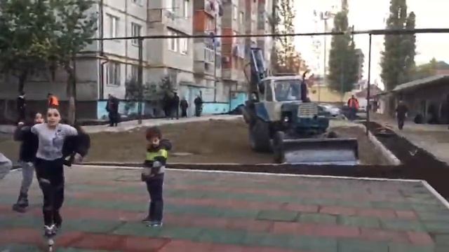 Проинспектировал данный двор главный специалист Управления ЖКХ Мустафаев З.З. смотреть онлайн