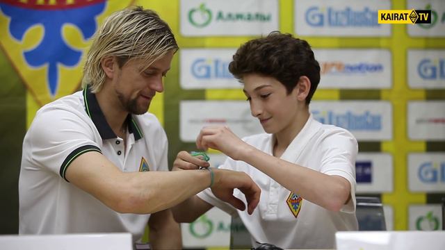 Кадр дня: повязывание браслета «Футбол для дружбы» смотреть онлайн