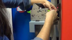 Как менять чековую ленту в терминале оплаты