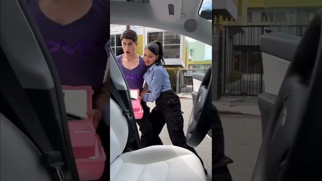 КАК ДЕВУШКИ СОБИРАЮТСЯ // ADAM W смотреть онлайн