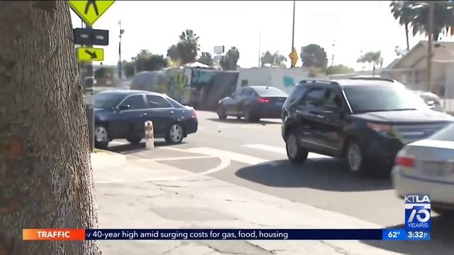 В Лос-Анджелесе репортёр снимал новостной сюжет про самый аварийно опасный перекрёсток в городе.