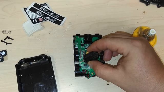 Сборка качественного аккумулятора типа Makita в однорядном корпусе смотреть онлайн