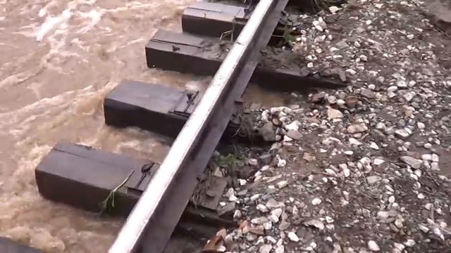 В Губахе размыло железную дорогу смотреть онлайн