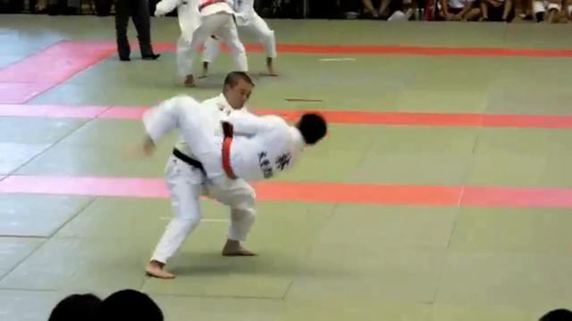 Esse Lutador japones surpreendeu seu adversário смотреть онлайн