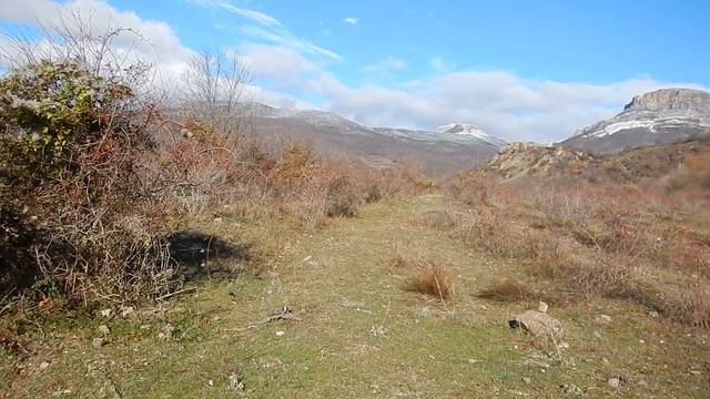 Вид по пути на гору Южная Демирджи (1239 м). смотреть онлайн