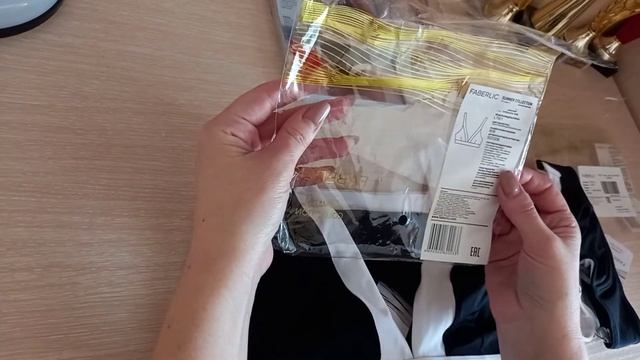 Обзор новинок Фаберлик купальник черно- белый , лиф треугольник, лиф на косточках, плавки. смотреть онлайн