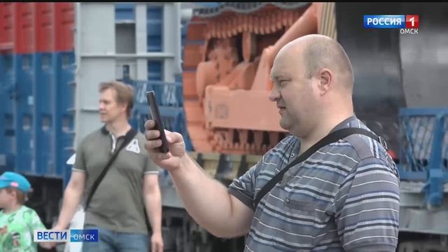 Попробовать себя в роли машиниста смогли несколько тысяч юных омичей смотреть онлайн