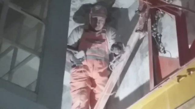 Так,или примерно так,удаляют зубные камни . Будущие стоматологи Миха и Тоха ! смотреть онлайн