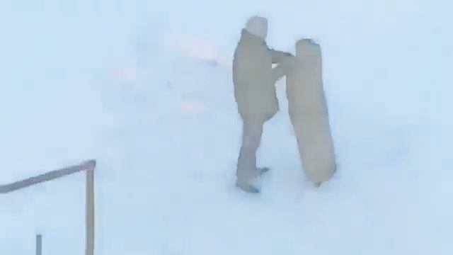 Мужик пошел выбивать ковер на улицу:) смотреть онлайн