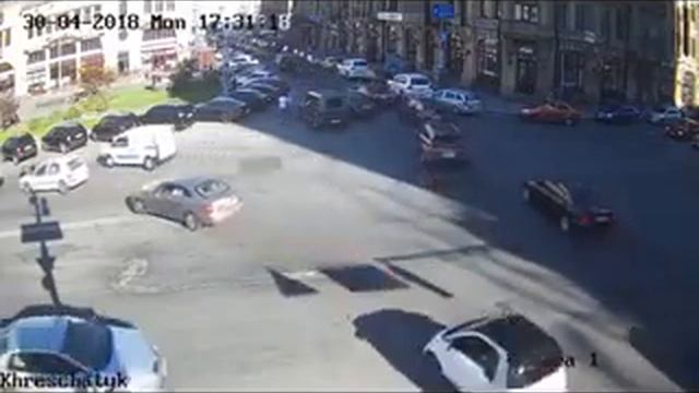 Видео которое показывает что Мустафа Найем не дает парням уехать, вламывается в машину смотреть онлайн