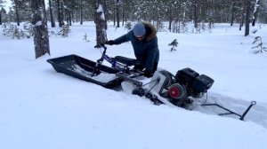 Как едет толкач по рыхлому снегу 60см /тестим средний мотобуксировщик в лесу