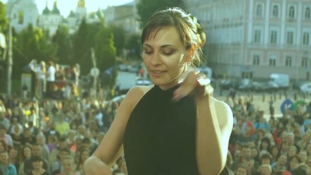 Парочка танцует очень красивый танец влюбленной пары смотреть онлайн