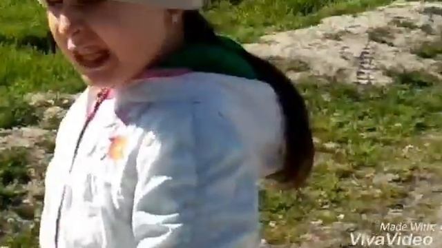 Как девочка катается на самокате смотреть онлайн