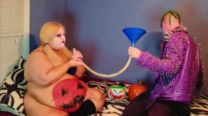 девушка пьёт из воронки