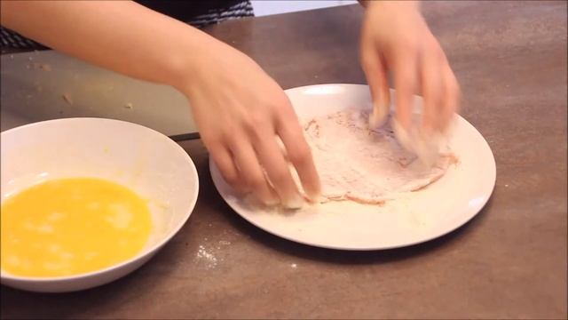 Шницель куриный домашний, обалденно вкусный ? Hausgemachtes Hühnchenschnitzel, unglaublich lecker смотреть онлайн