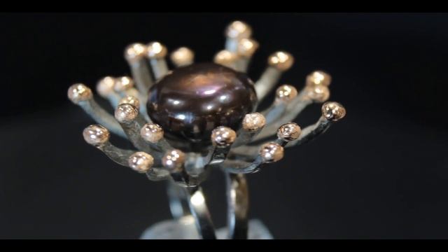 Серебряное кольцо с жемчугом и родиевым покрытием. смотреть онлайн