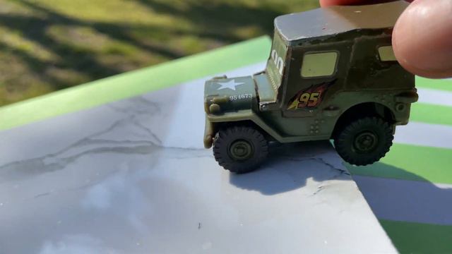 Looking Lightning McQueen toys / Disney Pixar Cars / Tiny Lungsworth, Professor Zundapp, Frank смотреть онлайн