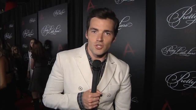 Pretty Little Liars - Ian Harding (Ezra) spricht Deutsch! смотреть онлайн