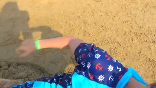 ДВА МЕДВЕДЯ И ЗАМОК ИЗ ПЕСКА. НЕРФ НА МОРЕ. БРОС ШОУ смотреть онлайн