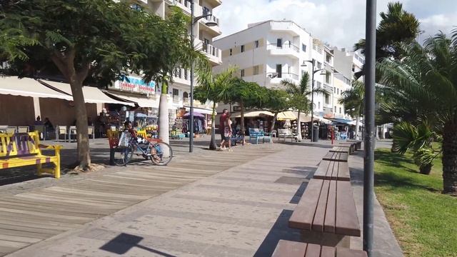 Los Cristianos (Tenerife, Canary, Spain) - a walk along the coastal zone of the resort in October. смотреть онлайн