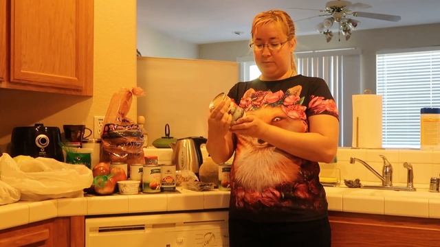 Бесплатная еда в Америке. Раздача бесплатной еды в церкви. Эмигранты получают бесплатную еду в США. смотреть онлайн