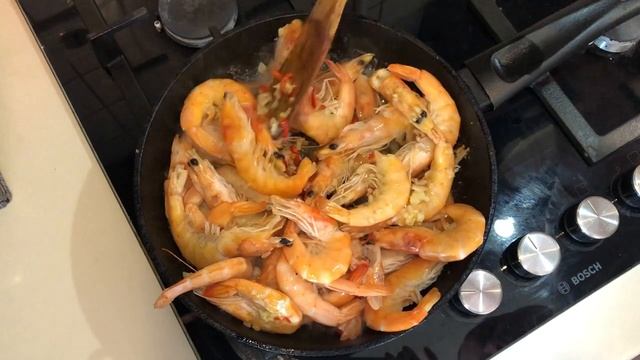 Острые жареные креветки в чесночно сливочном соусе! смотреть онлайн