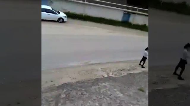 Человек согнул рельсы от узкоколейки в бараний рог смотреть онлайн