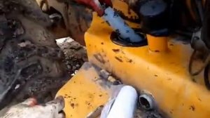 Меняю фильтр гидравлического бака JCB экскаватора погрузчика.