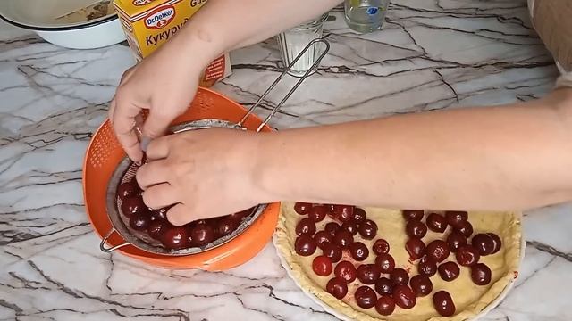 Самый нежный и сочный пирог с вишней смотреть онлайн